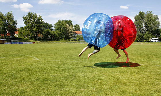 Китай Подгонянный большой раздувной футбол пузыря, пластиковый футбол шарика пузыря раздувной поставщик