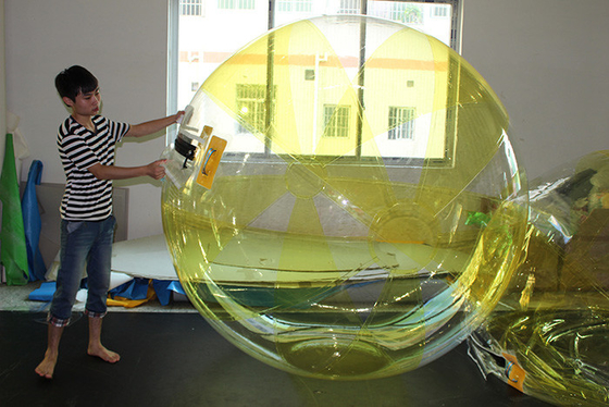 Китай Подгонянный прозрачный шарик завальцовки воды, гигантская раздувная прогулка на шарике воды поставщик